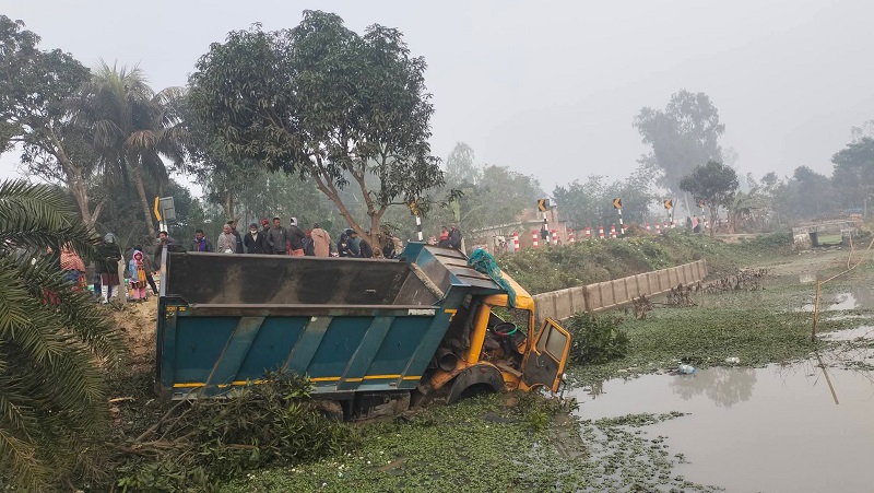 নওগাঁর মহাদেবপুরে ডাম্প ট্রাক-অটোভ্যান সংঘর্ষে প্রাণ গেল পাঁচজনের